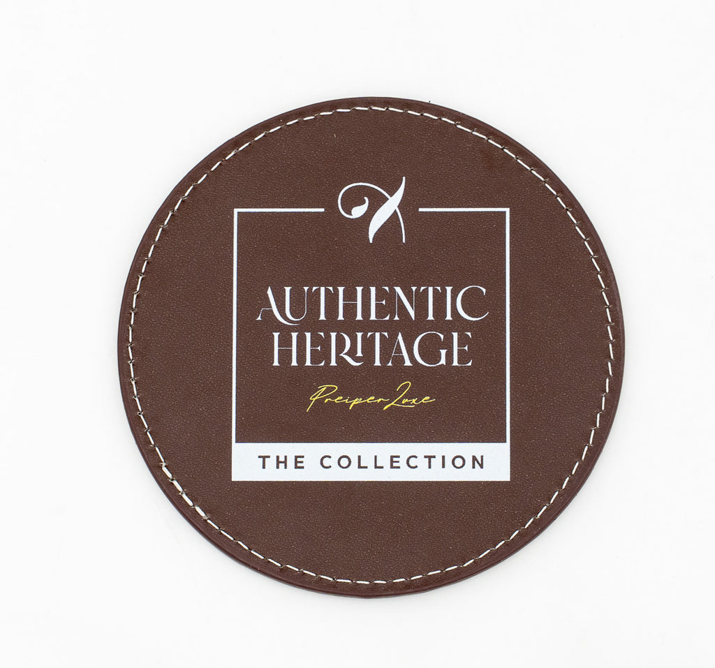 Posavasos redondo marrón con logotipo Authentic Heritage en blanco.