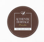 Posavasos redondo marrón con logotipo Authentic Heritage en blanco.