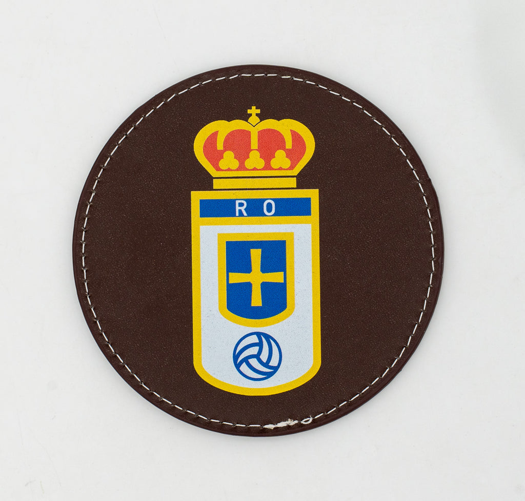 Posavasos redondo marrón con escudo de fútbol a color.