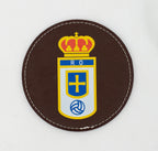 Posavasos redondo marrón con escudo de fútbol a color.