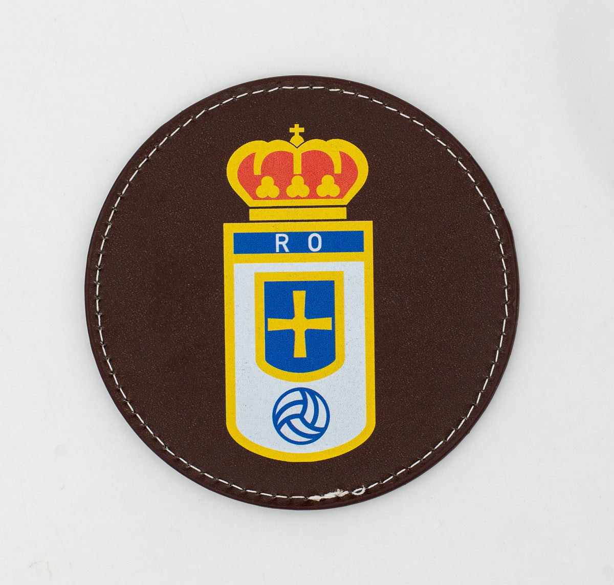 Posavasos redondo marrón con escudo de fútbol a color.