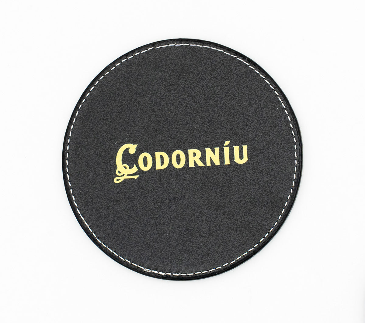 Posavasos redondo negro con logotipo Codorníu en tono dorado.