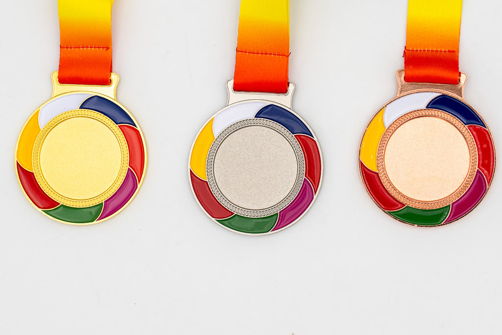 Medalles amb aspes multicolor i cinta vermella i groga.