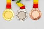 Medalles amb aspes sense color al voltant de la zona central.