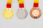 Medalles amb llorer i estrelles al voltant del centre.