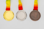 Medalles amb vora de petits motius en relleu i centre pla.
