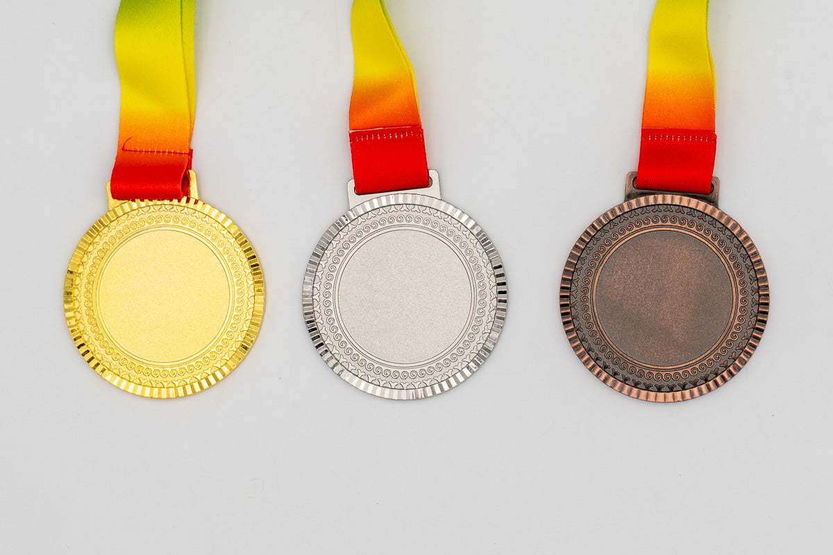 Medalles amb vora de petits motius en relleu i centre pla.