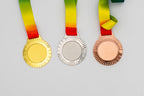 Medalles amb raigs fins al voltant del centre i cinta vermella i groga.