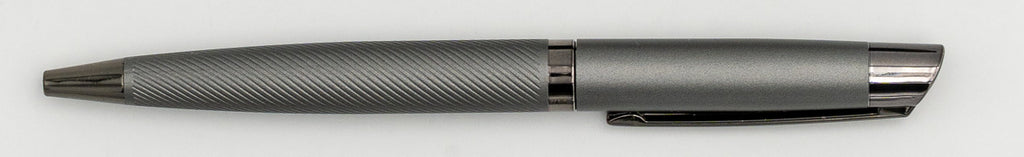 Bolígraf de metall gris amb tapa llisa i cos de línies diagonals.