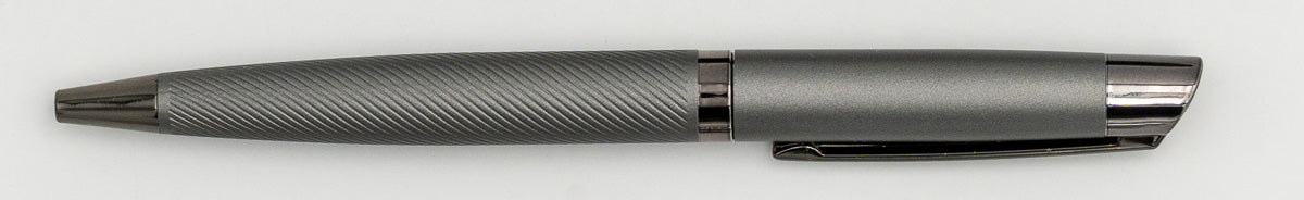 Bolígraf de metall gris amb tapa llisa i cos de línies diagonals.