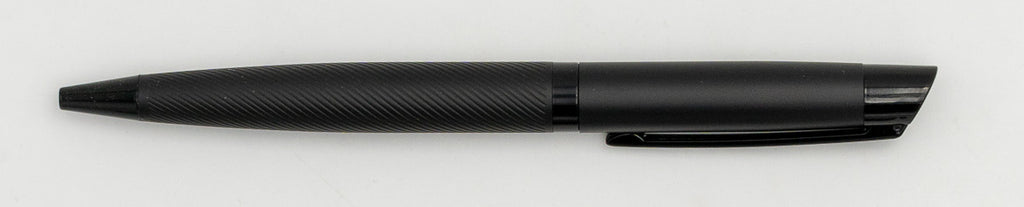 Bolígraf de metall negre amb cos de línies diagonals i clip.