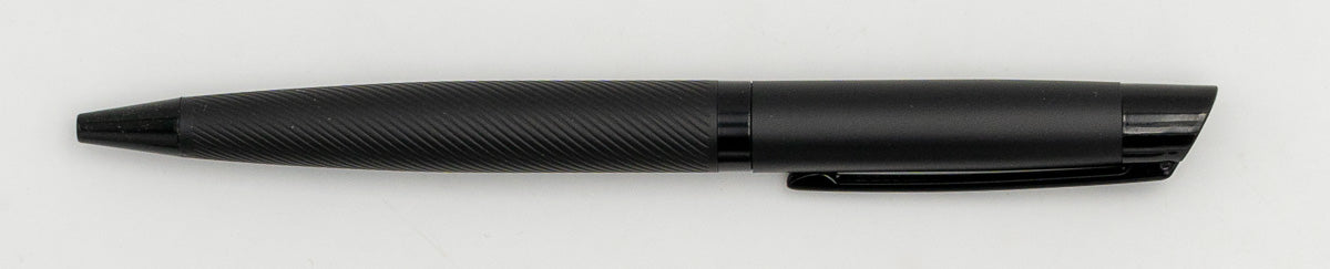 Bolígraf de metall negre amb cos de línies diagonals i clip.