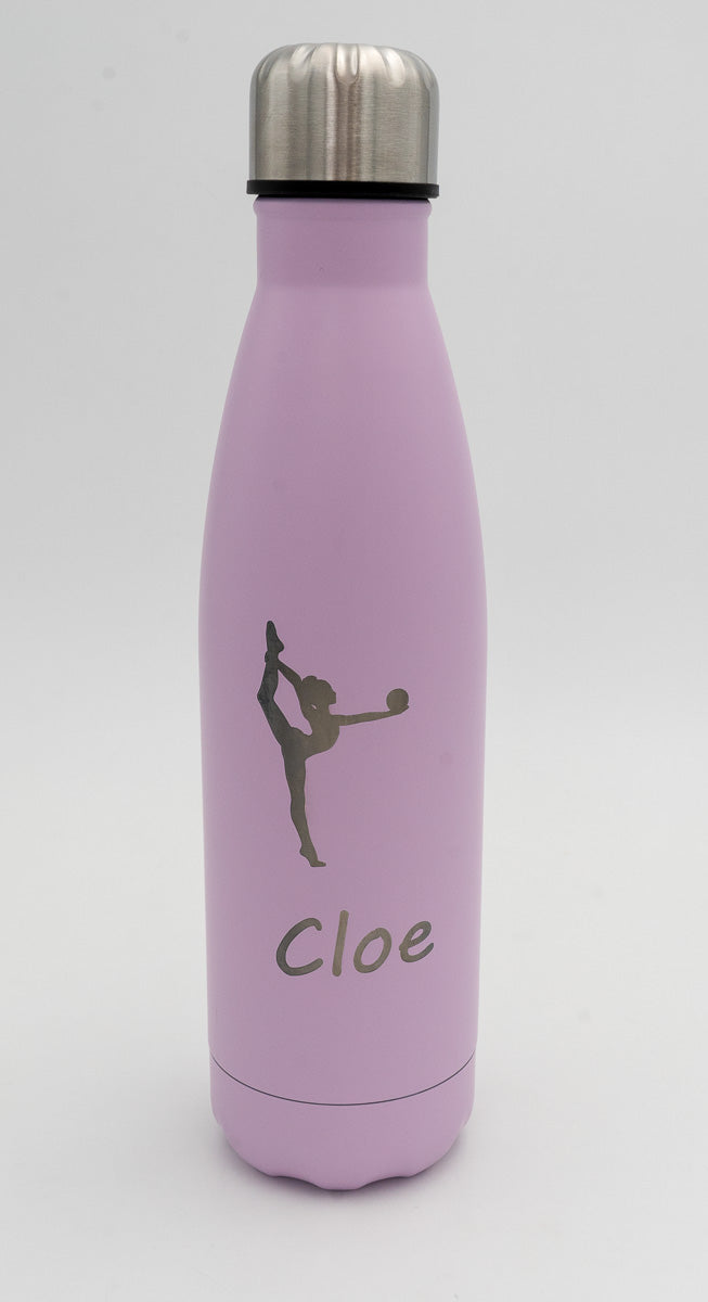 Botella térmica lila con la silueta de una gimnasta y el nombre Cloe grabados