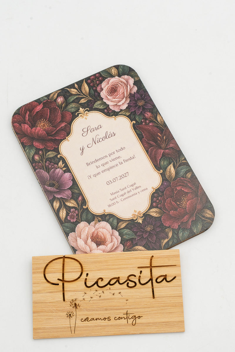 Invitación de boda de madera con rosas burdeos sobre fondo oscuro