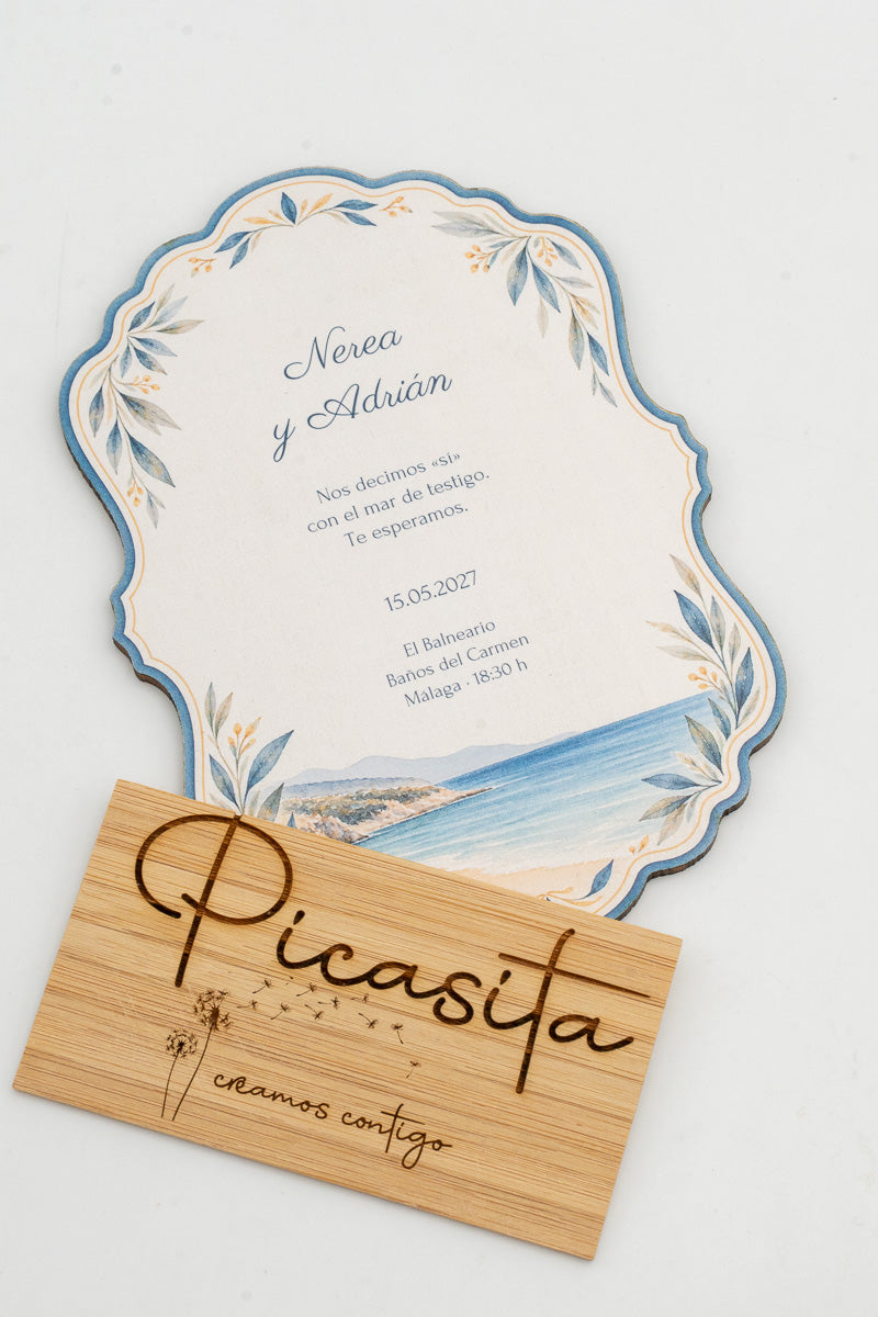 Invitación de boda de madera con un paisaje de mar en acuarela