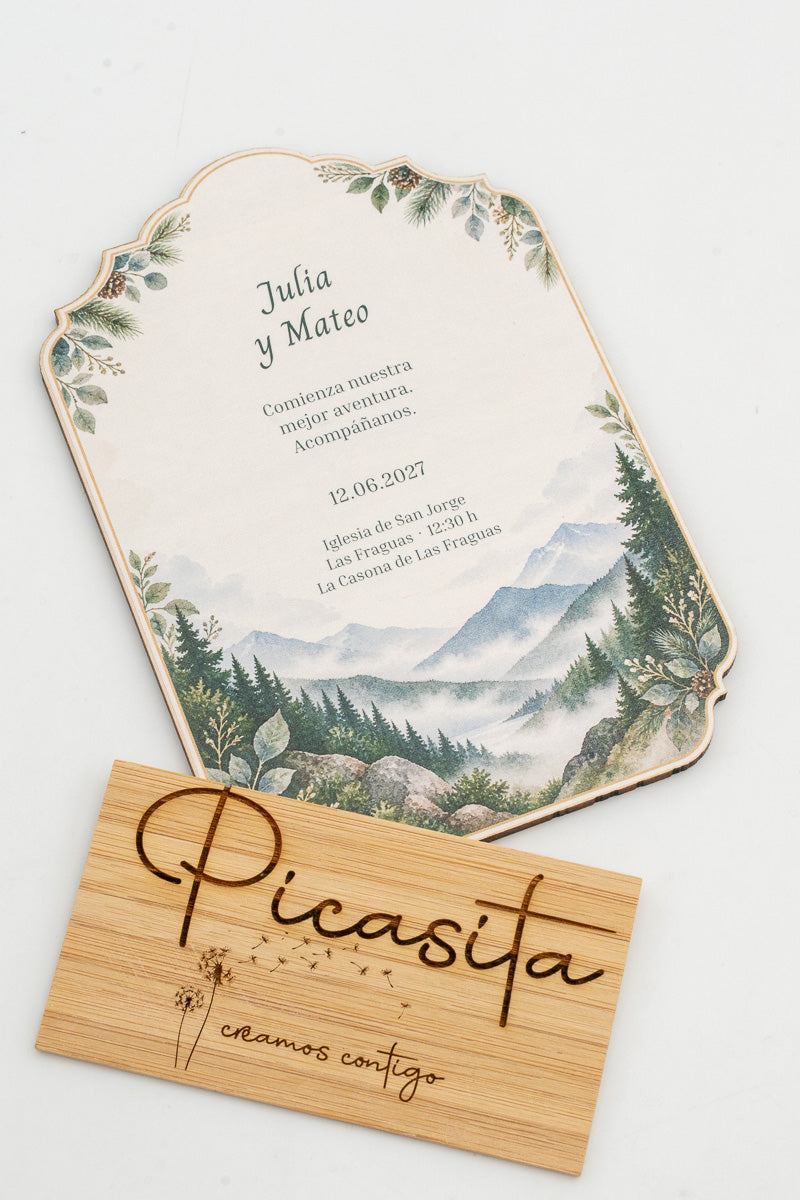 Invitación de boda de madera con montañas y bosque en acuarela
