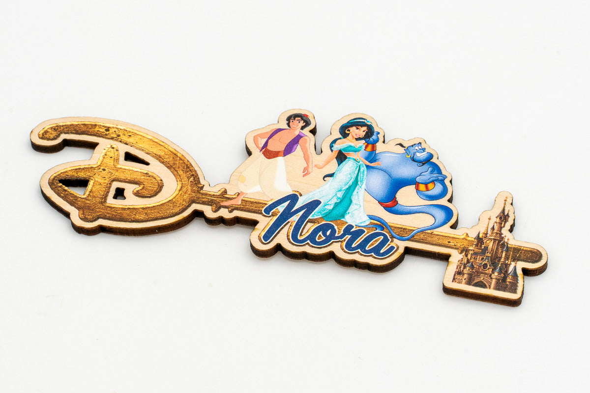 Detall de clau amb nom personalitzat i motiu d’Aladdin