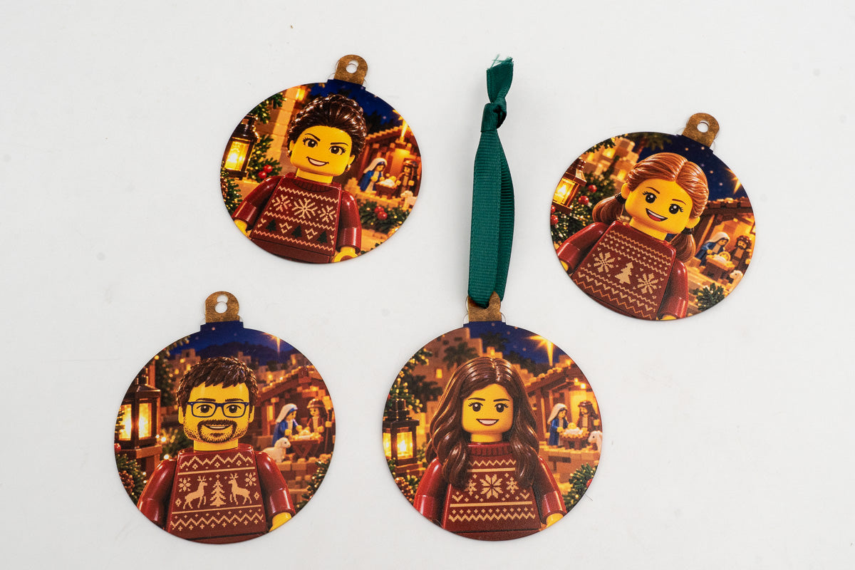 Quatre adorns plans amb personatges d’estil blocs de joguina i escenes de pessebre.