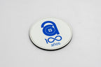 Posavasos redondo blanco con logotipo conmemorativo de cien años en azul.