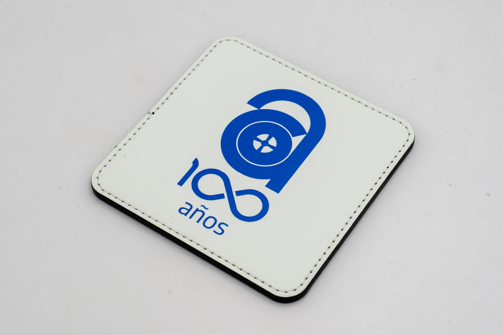 Posavasos cuadrado blanco con logotipo conmemorativo de cien años en azul.