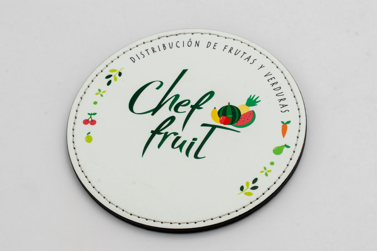 Posavasos redondo blanco con marca Chef Fruit y frutas a color.