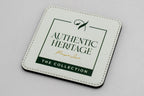 Posavasos cuadrado blanco con logotipo Authentic Heritage verde.
