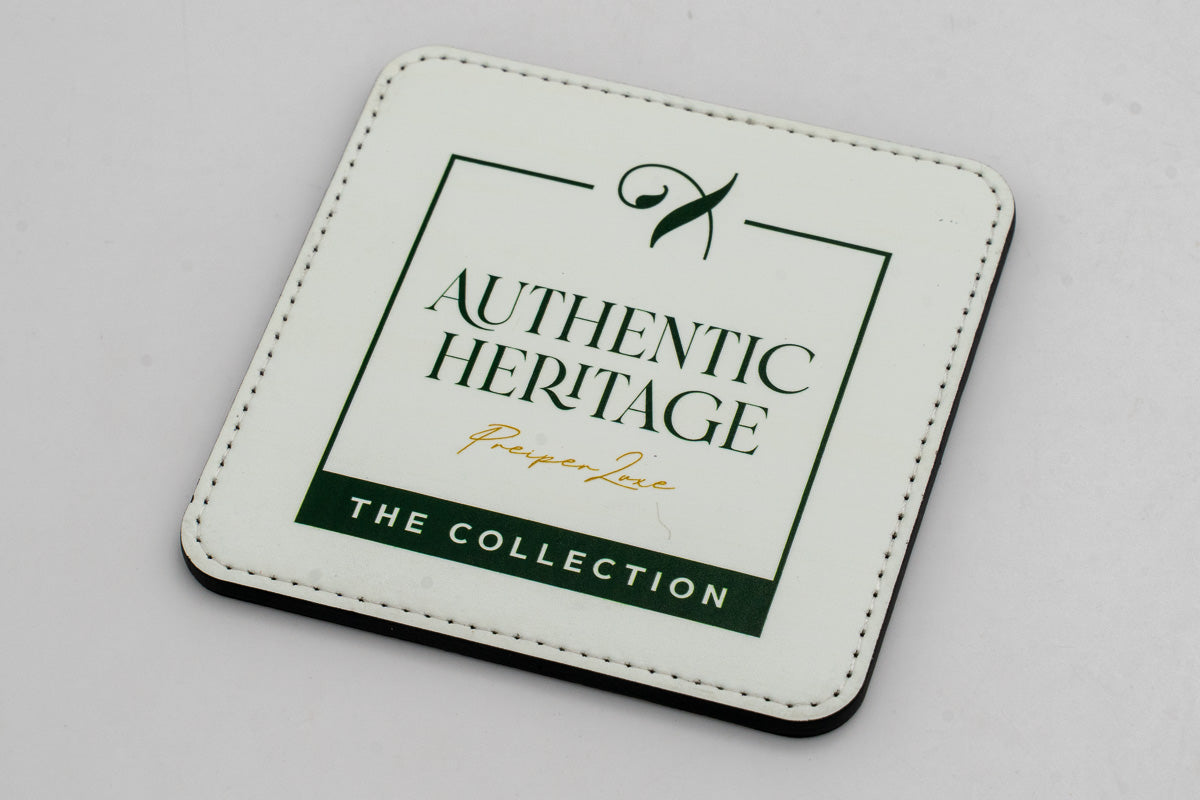 Posavasos cuadrado blanco con logotipo Authentic Heritage verde.