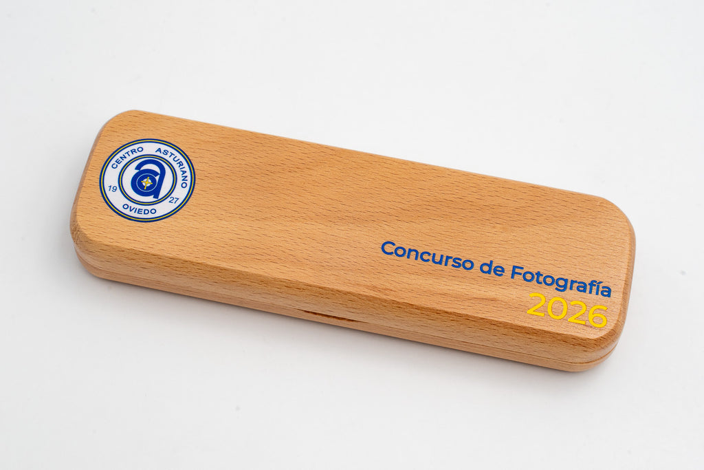 Estoig amb logotip i text a color per a un concurs de fotografia.