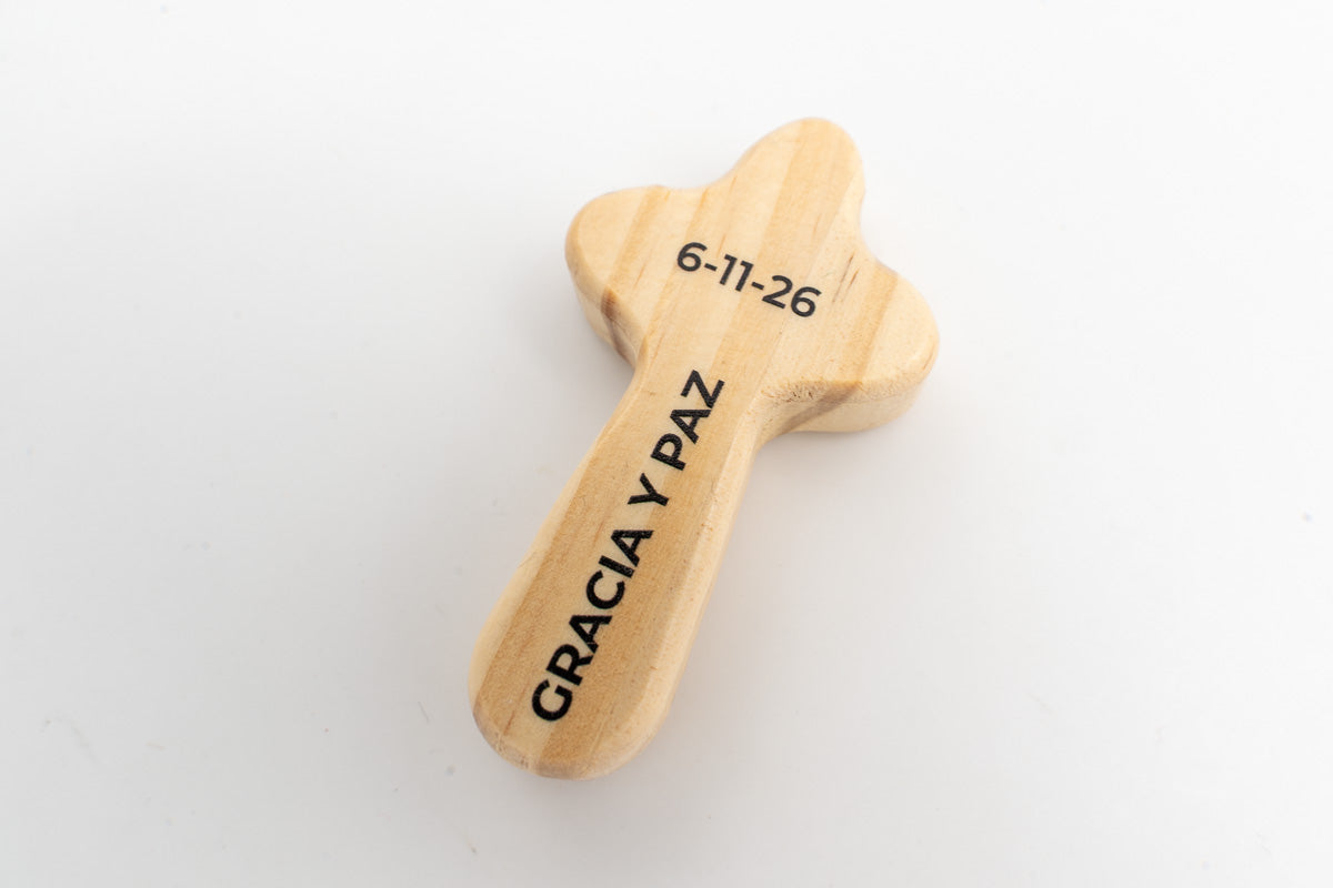 Reverso de Cruz de Bolsillo personalizado con fecha y la frase Gracia y paz