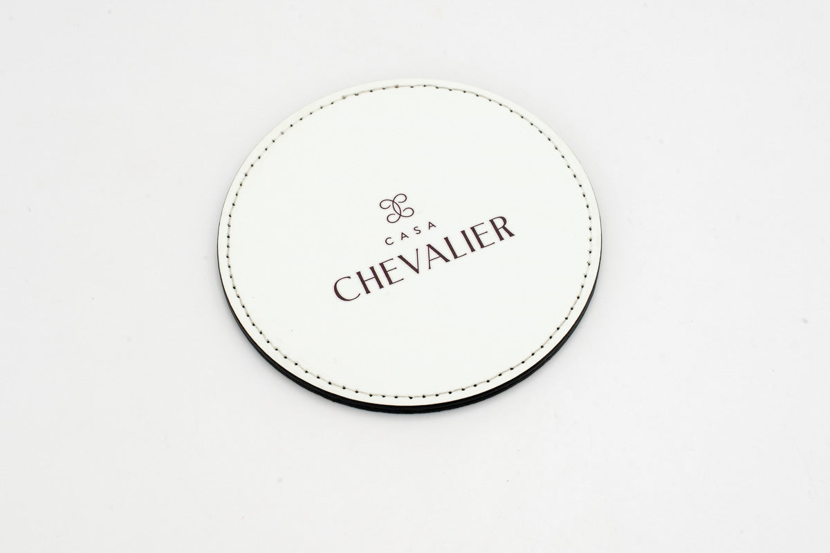 Posavasos redondo blanco con logotipo Chevalier gris.