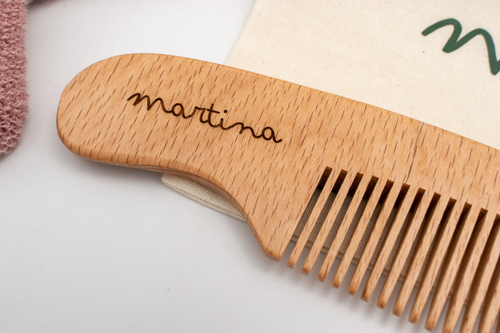Detall d’una pinta de fusta amb el nom Martina gravat.