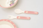 Tenedor y cuchara infantiles rosas con mango decorado y logotipo de Interbaby.