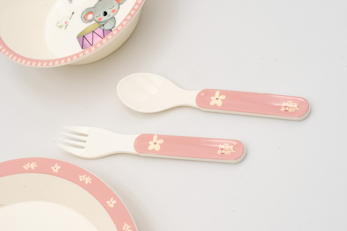 Tenedor y cuchara infantiles rosas con mango decorado y logotipo de Interbaby.