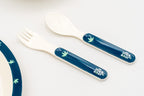 Tenedor y cuchara infantiles azules con mango ergonómico y detalle de hoja verde.