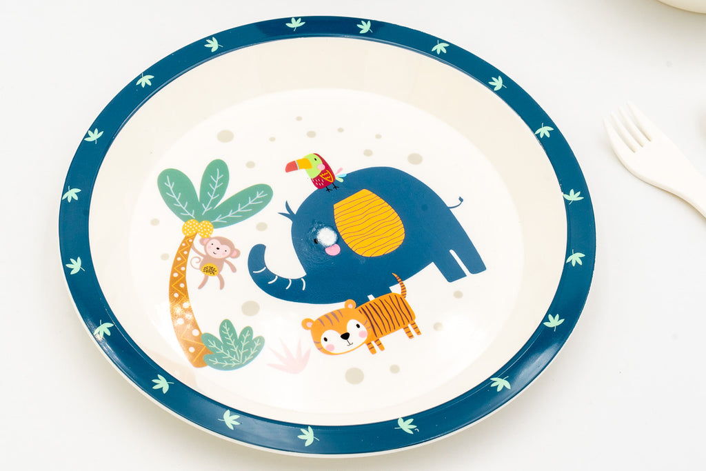 Plato llano azul con dibujos de selva, elefante, tigre, mono y palmera.