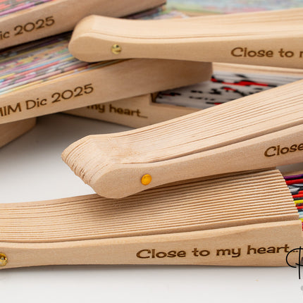 abanicos_de_madera_y_tela_estampados_de_corazones