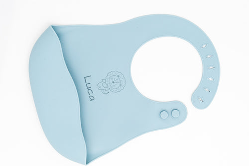 Babero de silicona azul personalizado con un león y el nombre Luca