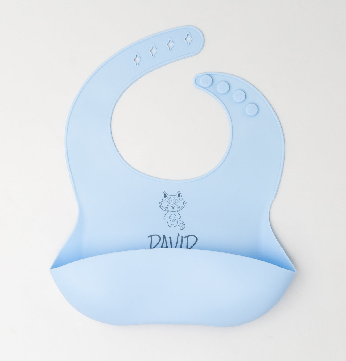 Babeiro de silicona de cor azul claro co nome David e un animaliño gravados