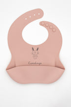 Babero de silicona rosa claro personalizado con el nombre Covadonga y un conejo