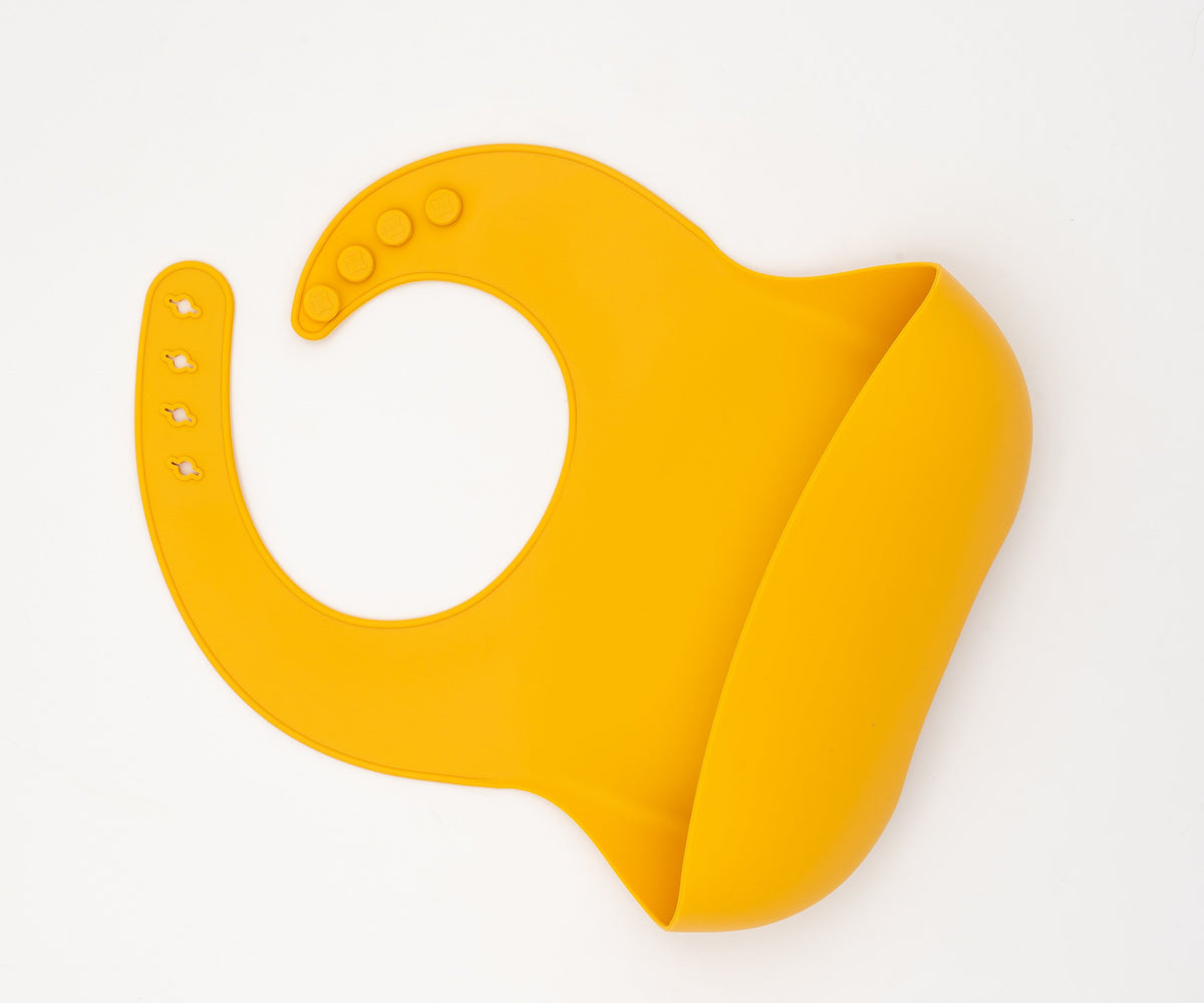 Babeiro de silicona de cor mango con peto amplo