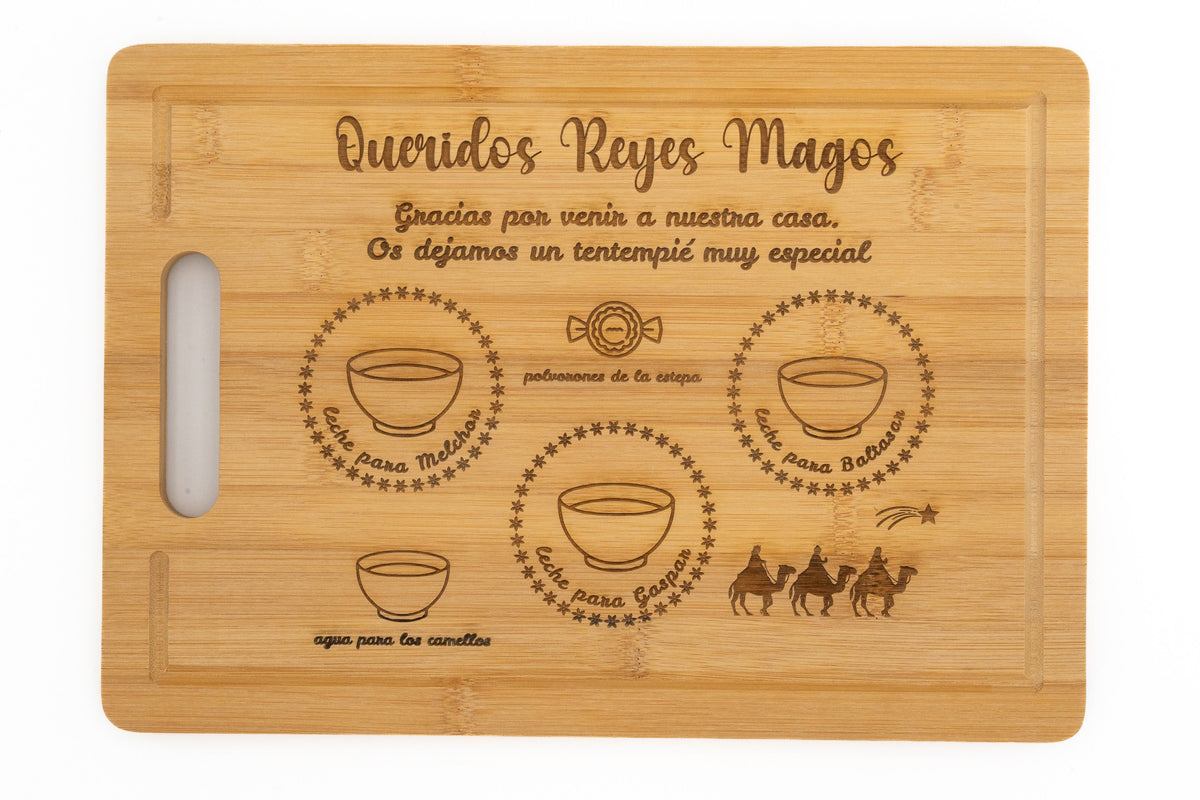 Tabla de madera de bambú natural monocolor con diseño grabado para la noche de Reyes.