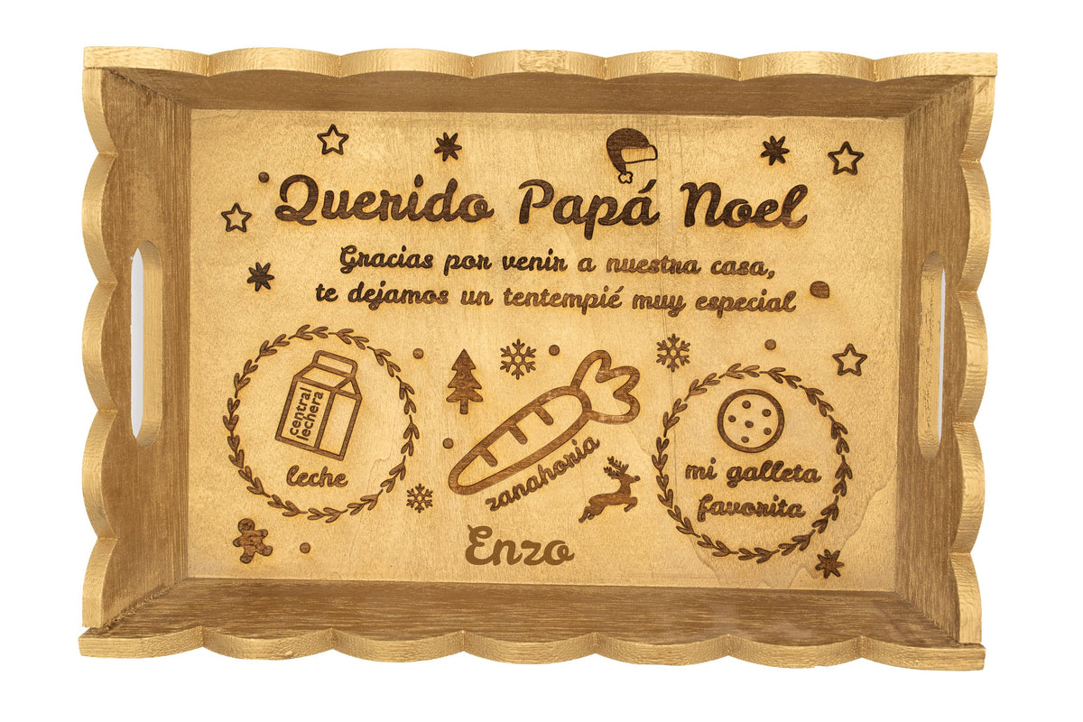 Primer plano de bandeja dorada con personalización de nombre infantil grabada a láser.
