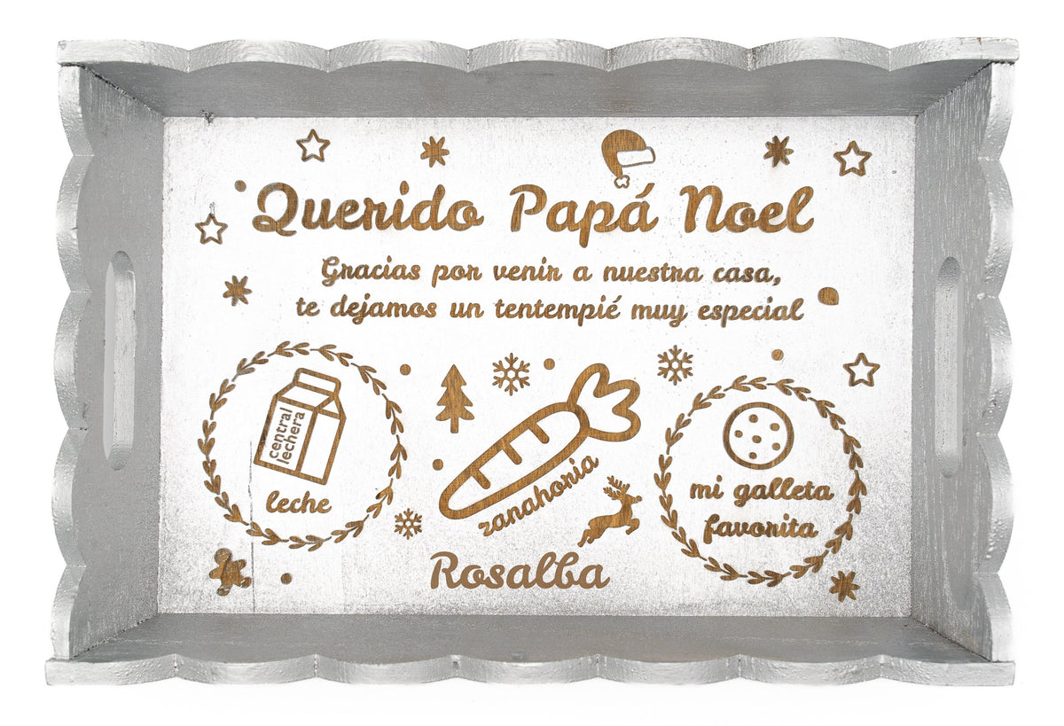 Bandeja plateada de madera con acabado festoneado y detalles navideños grabados.