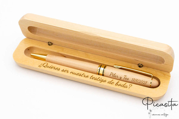 Bolígrafo de madera con detalles dorados dentro de un estuche de bambú abierto con grabado personalizado.