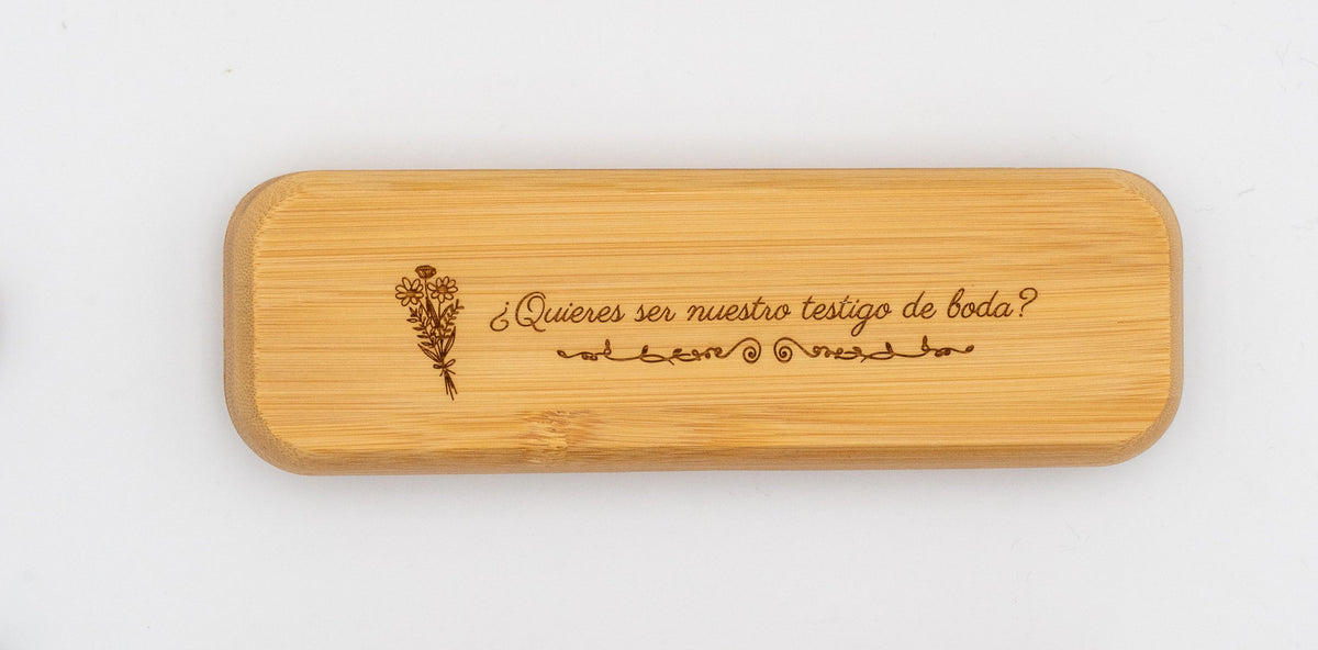 Exemple d'estoig de bambú amb una pregunta gravada per a un testimoni de casament i flors.