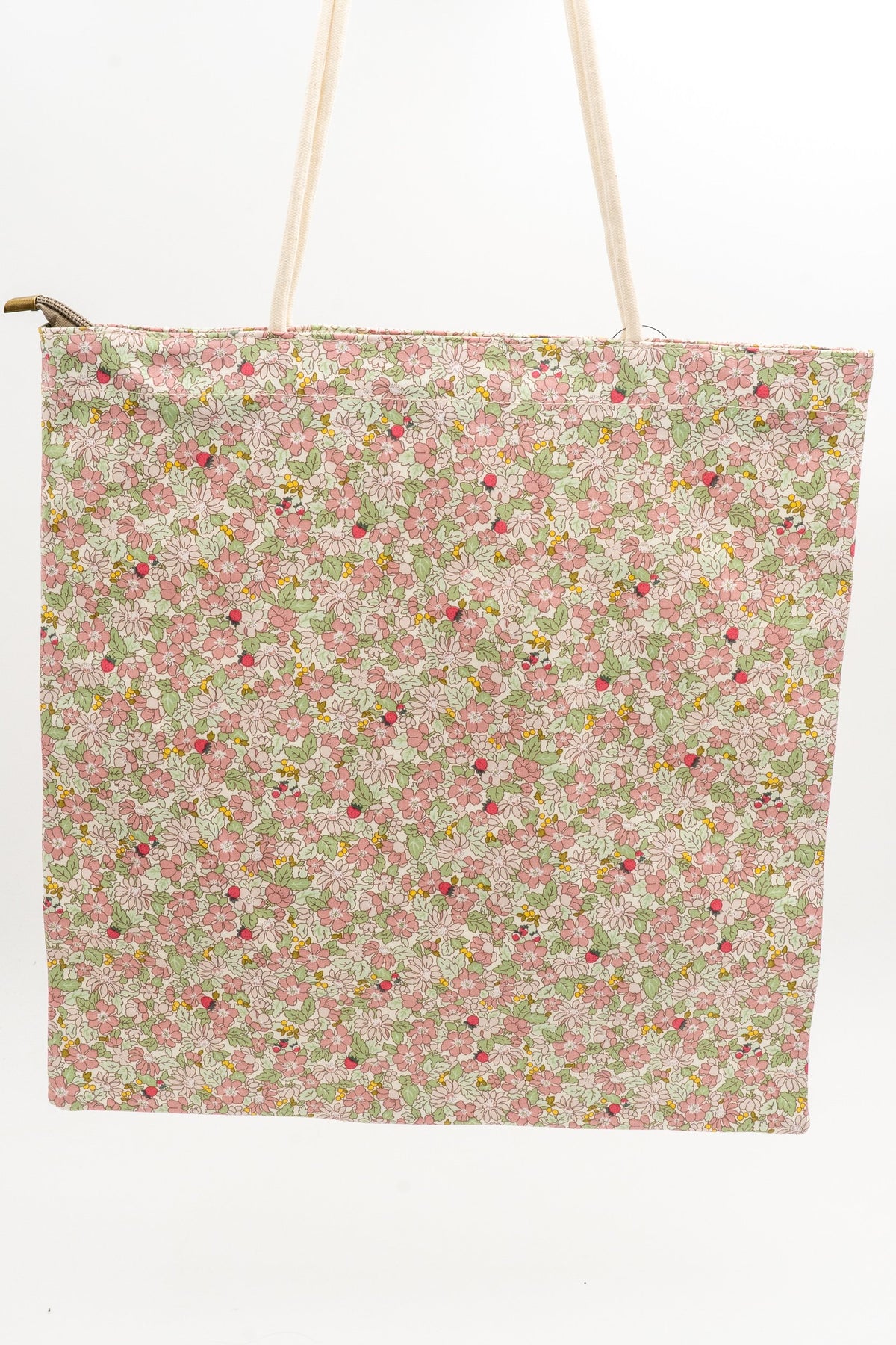 Bolsa de tea tipo tote con estampado de flores rosas e asas de corda branca.