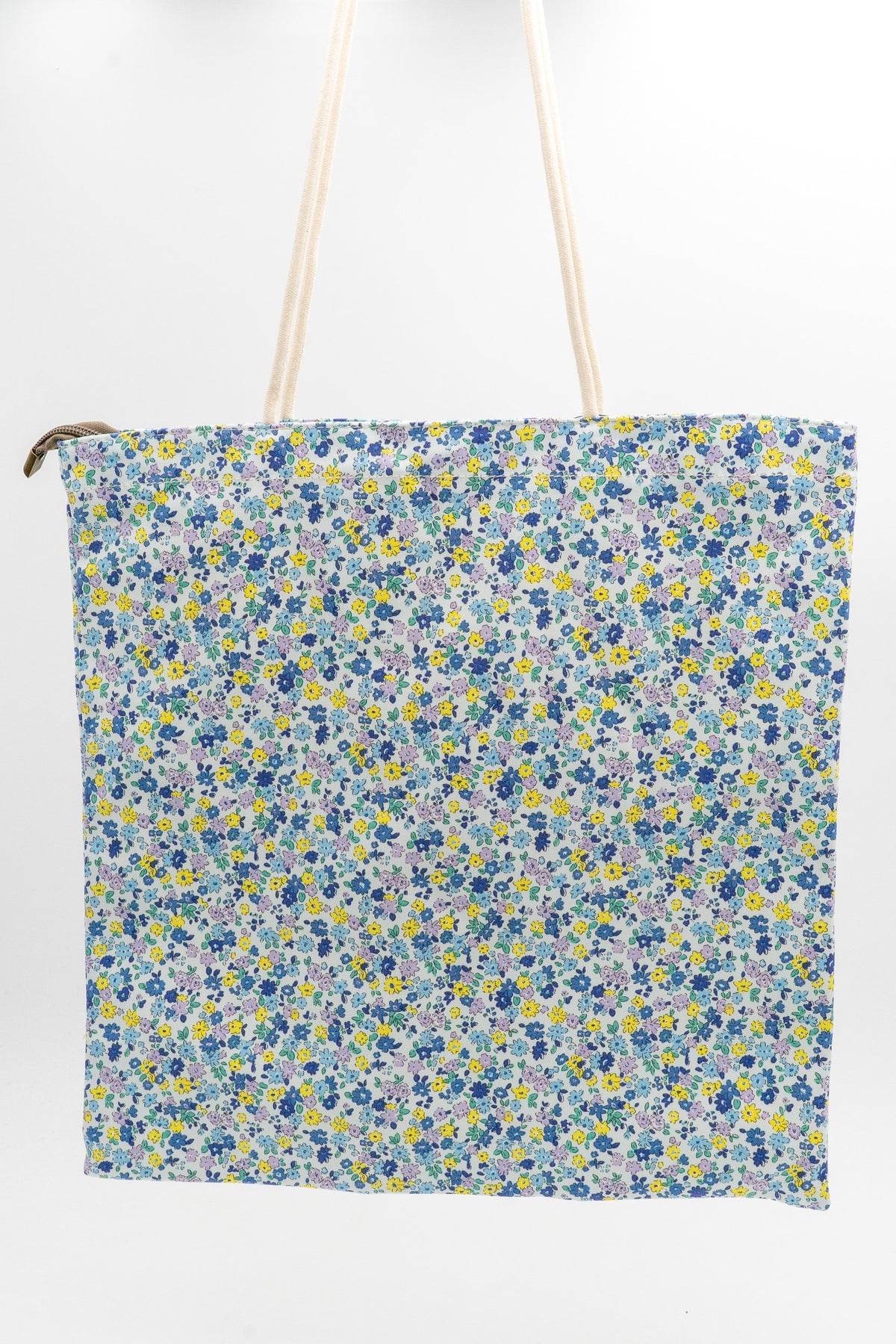 Bolsa de algodón con estampado floral azul e branco e asas longas de corda.