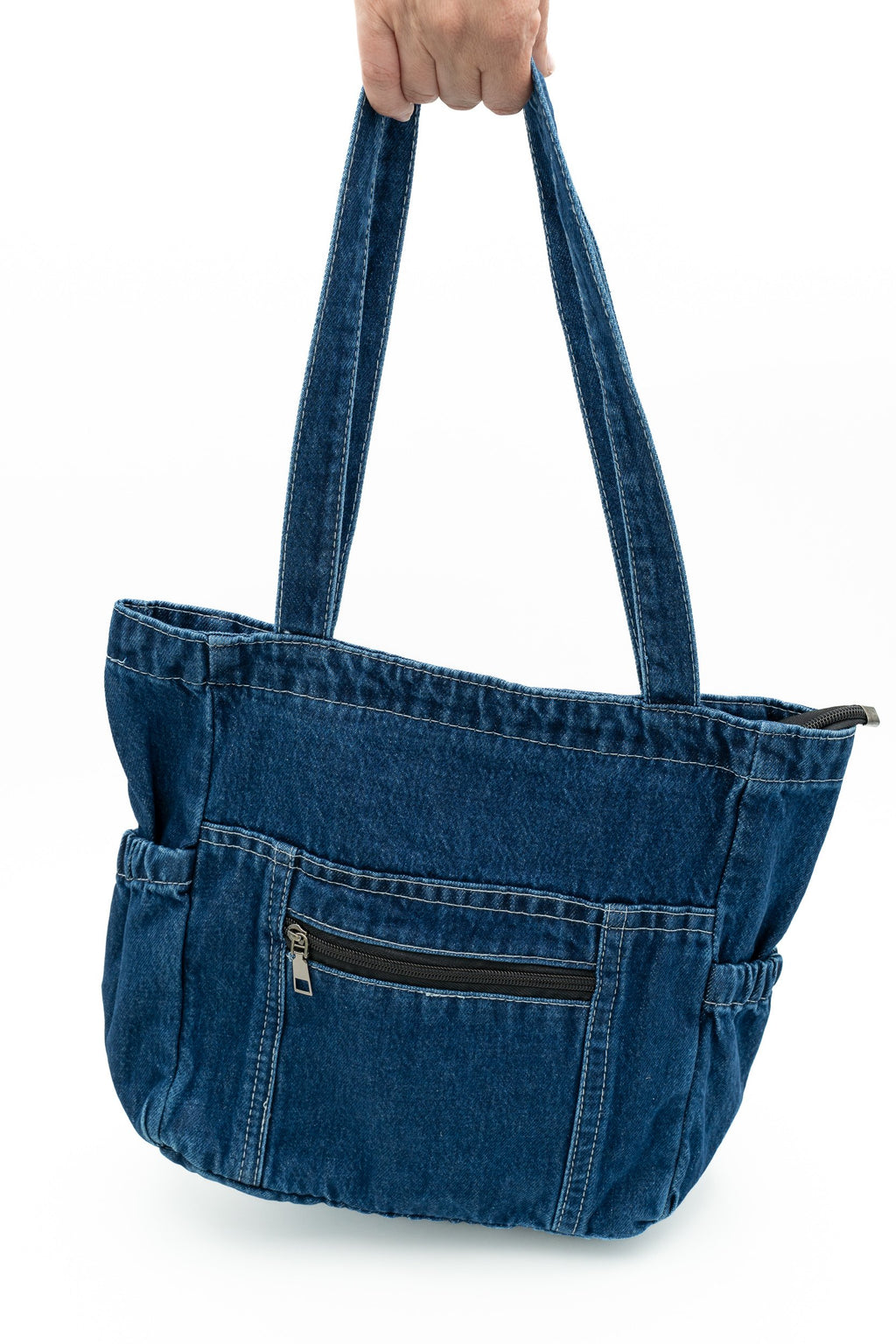 Bossa de denim amb butxaques laterals elàstiques i una butxaca frontal amb cremallera horitzontal.
