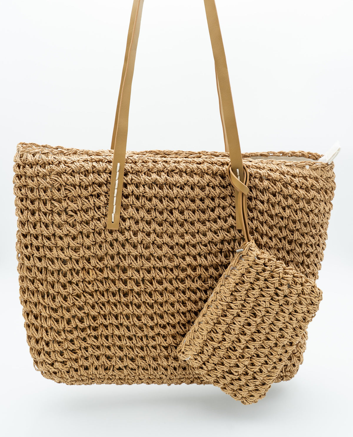 Bolso rectangular de fibra trenzada marrón con asas de coiro PU e neceser pequeno colgante.