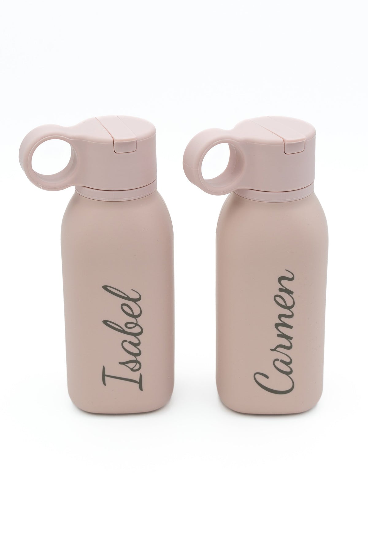 Dúas botellas rosas con nomes gravados
